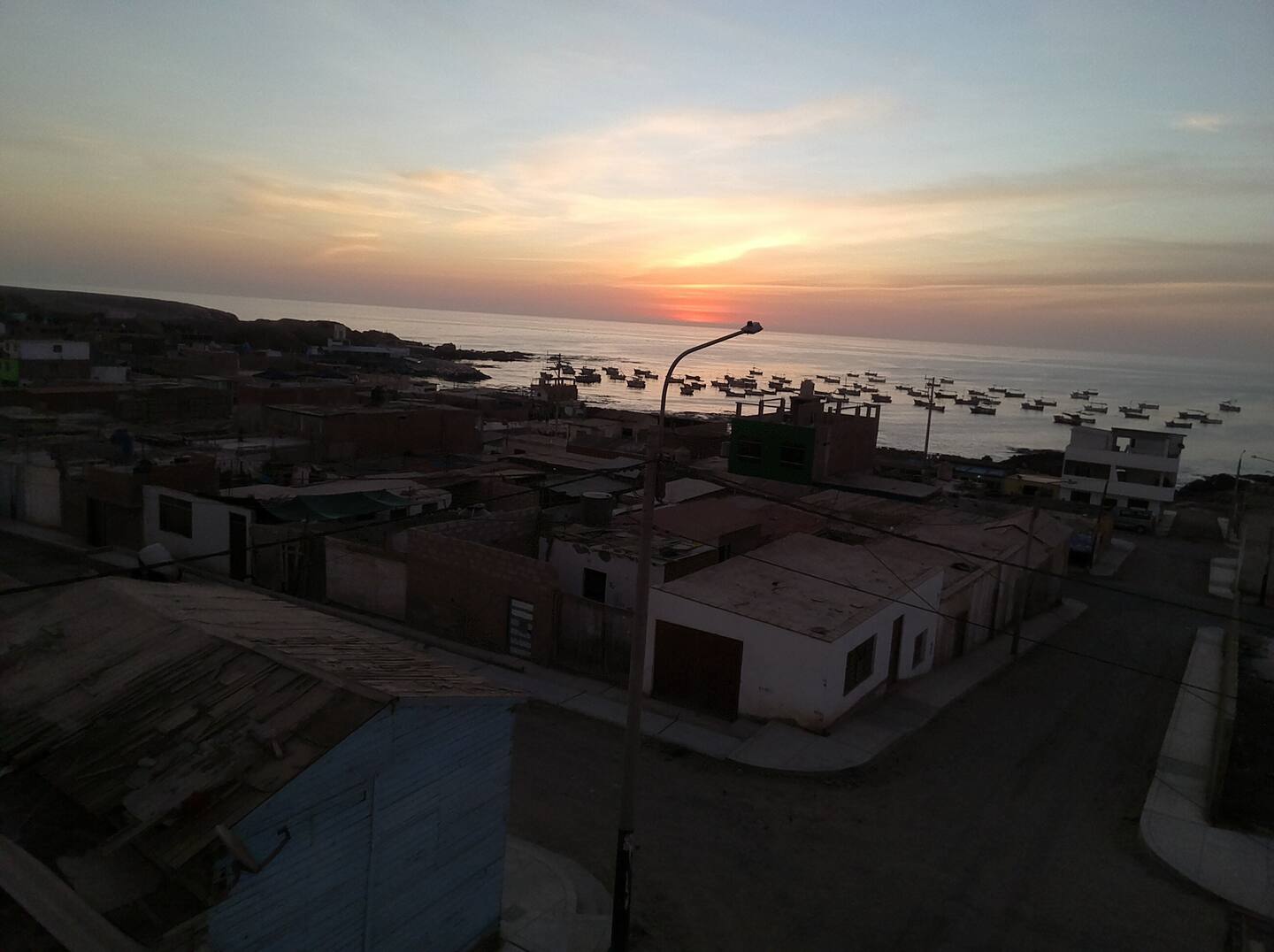 Vista del pueblo y botes pesqueros al atardecer